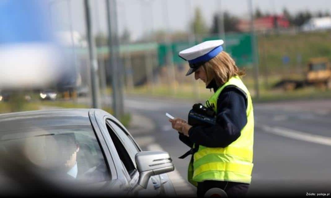 Uroczystość wręczenia przedterminowych awansów dla policjantów w Choszcznie